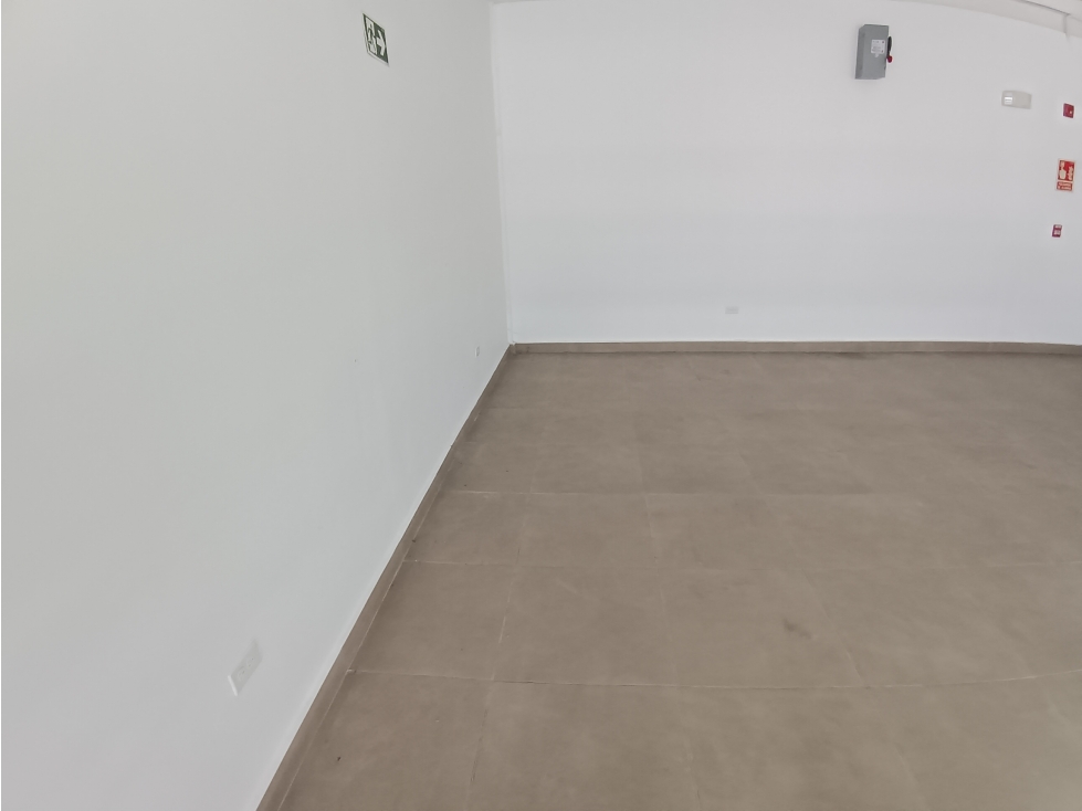 Alquilo local comercial con Mezzanine a orilla de La Interamericana - 2