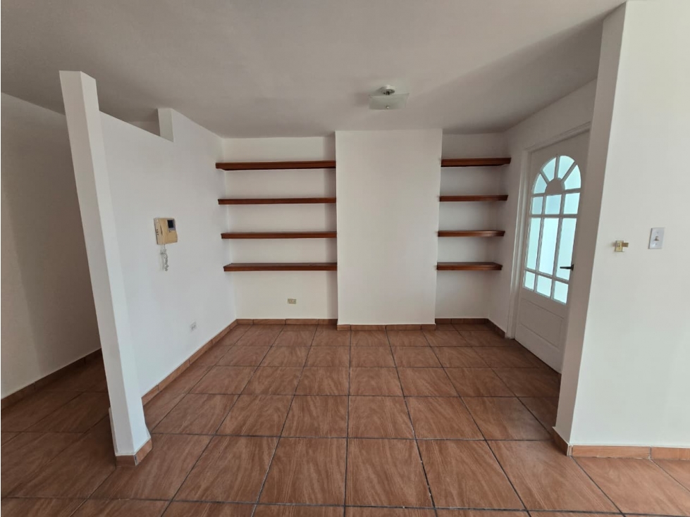 SE VENDE ACOGEDOR Y REMODELADO APARTAMENTO EN AVE.12 DE OCTUBRE AQ — foto 2