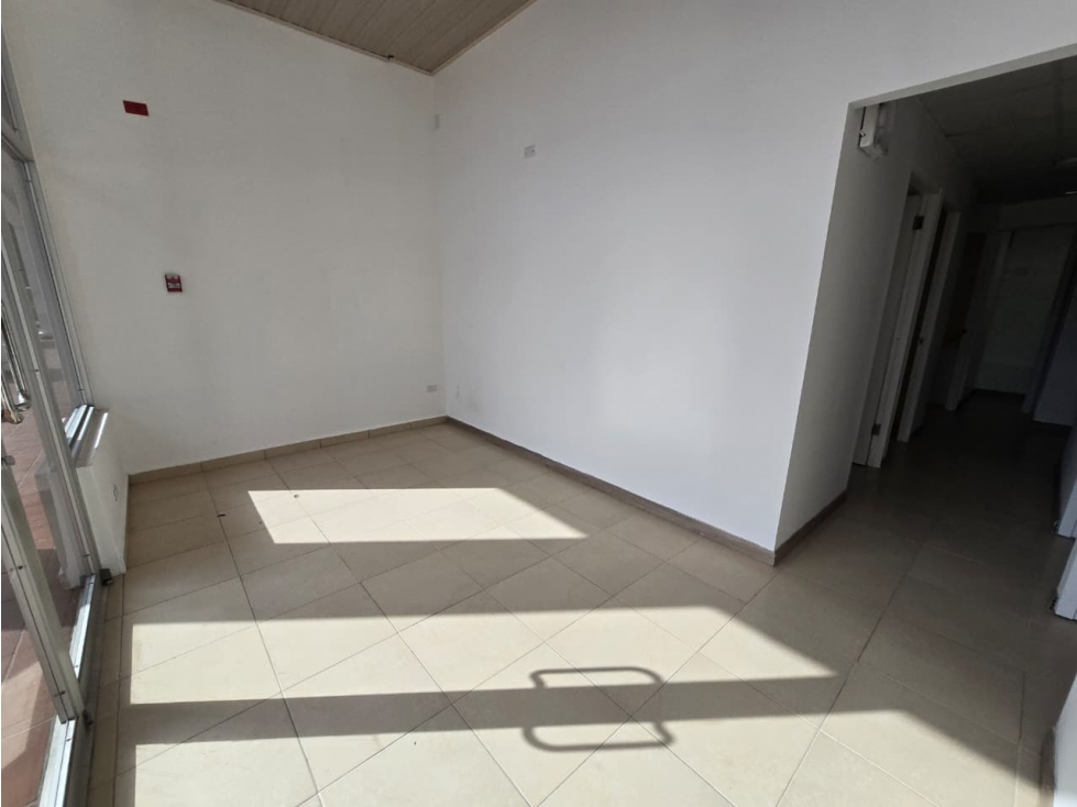 ALQUILER DE LOCAL COMERCIAL CON DIVISIONES Y ACABADOS EN ALBROOK AQ — foto 3