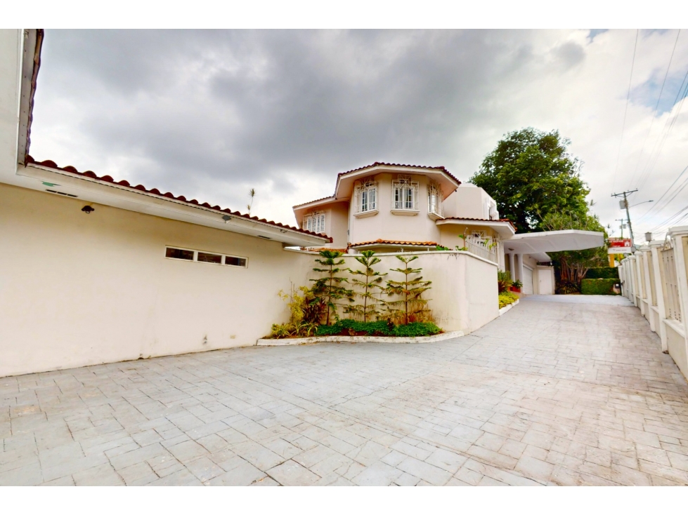 SE VENDE IMPRESIONANTE CASA DE 1.167M2 CON PISCINA EN DOS MARES AQ