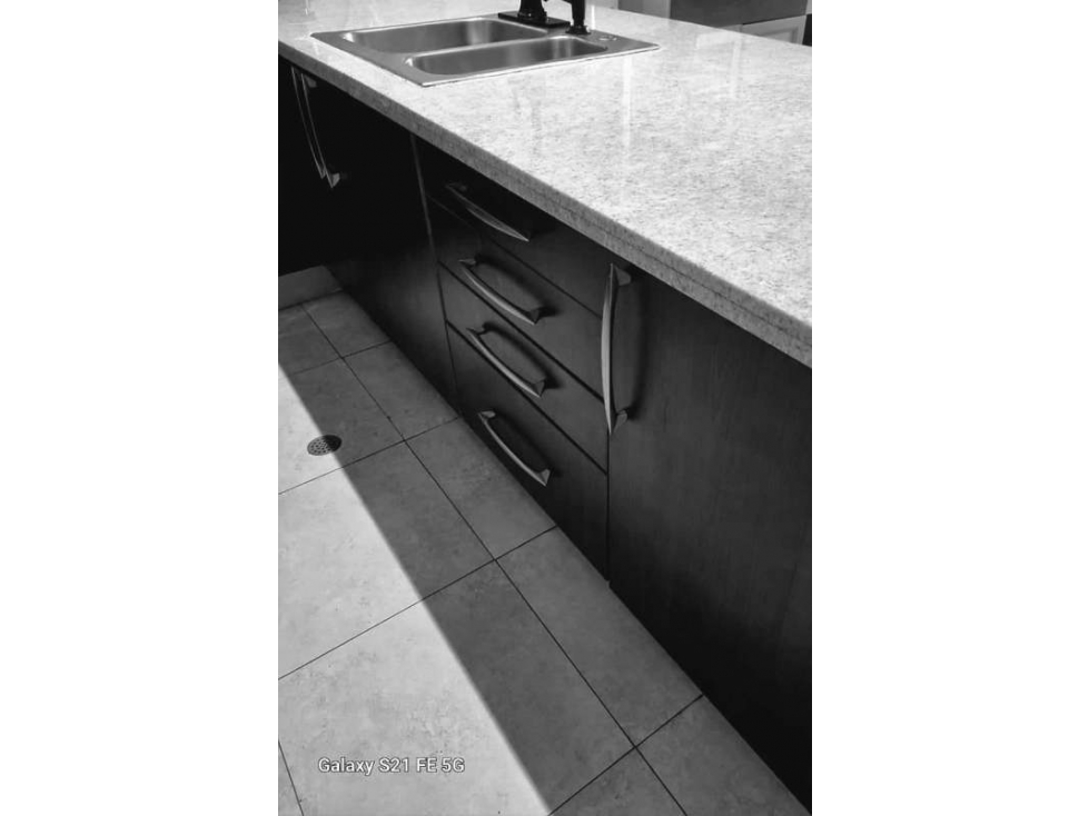 VENTA DE APARTAMENTO CENTRICO CON VISTA AL MAR EN AV BALBOA PH H2O YL — foto 5