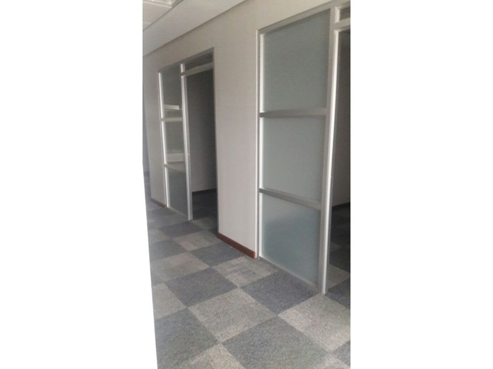 TORRE BANESCO, OFICINA CON DIVISIONES. AV BALBOA - 5