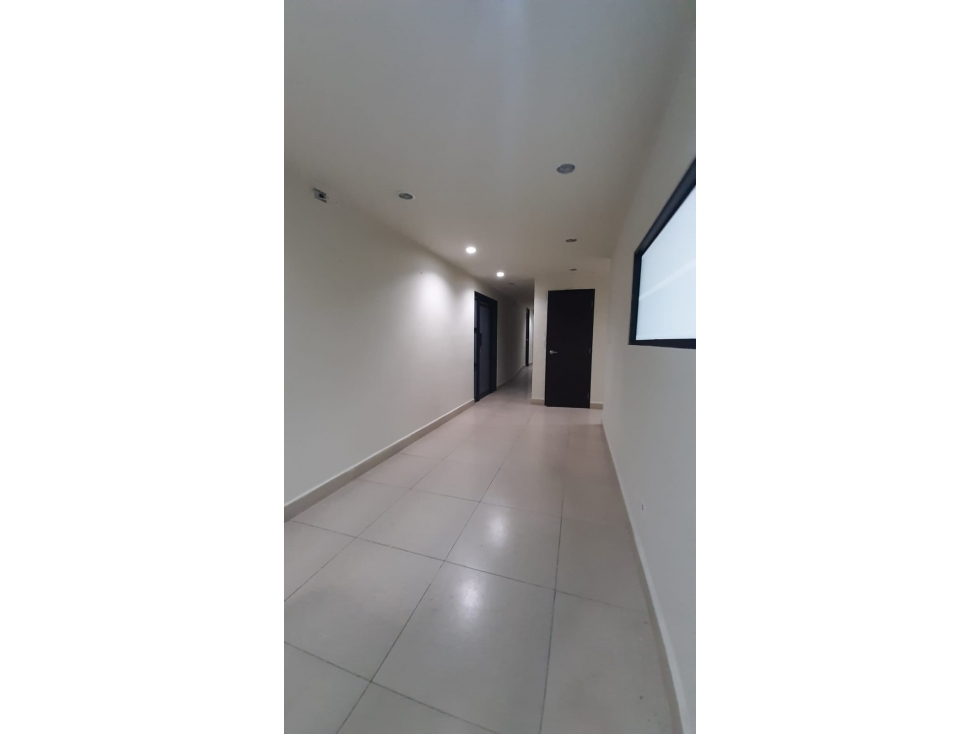 OFICINAS/LOCAL DE 400M2 EN PLANTA BAJA EN MINI MALL EL CANGREJO — foto 5