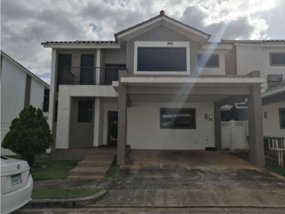 CASA DE 304m2 DE TERRENO, Urbanización Paseo del Norte