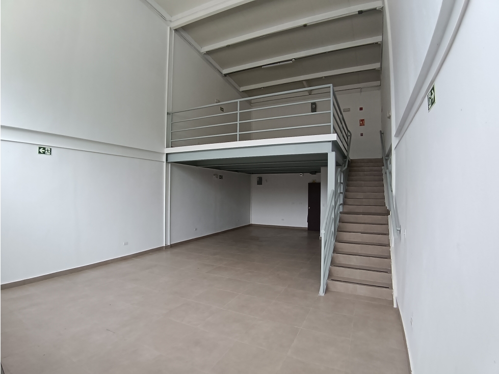 Alquilo local comercial con Mezzanine a orilla de La Interamericana - 3