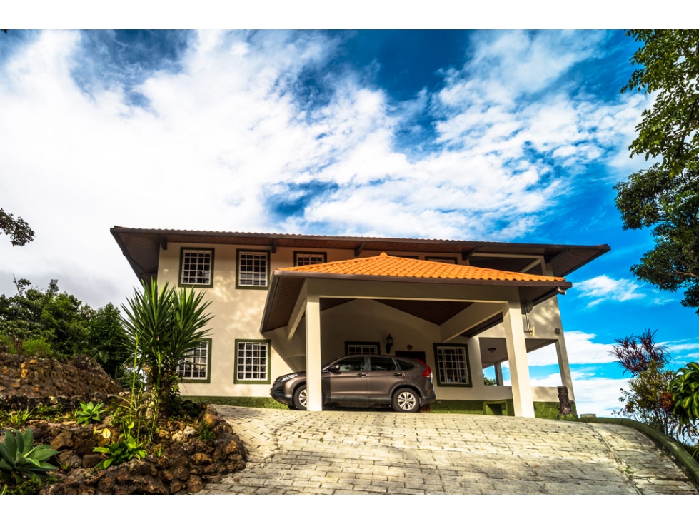 VENTA CASA EN LA MONTAÑA DE TRES PISOS, 2500M2, EN ALTOS DEL MARIA