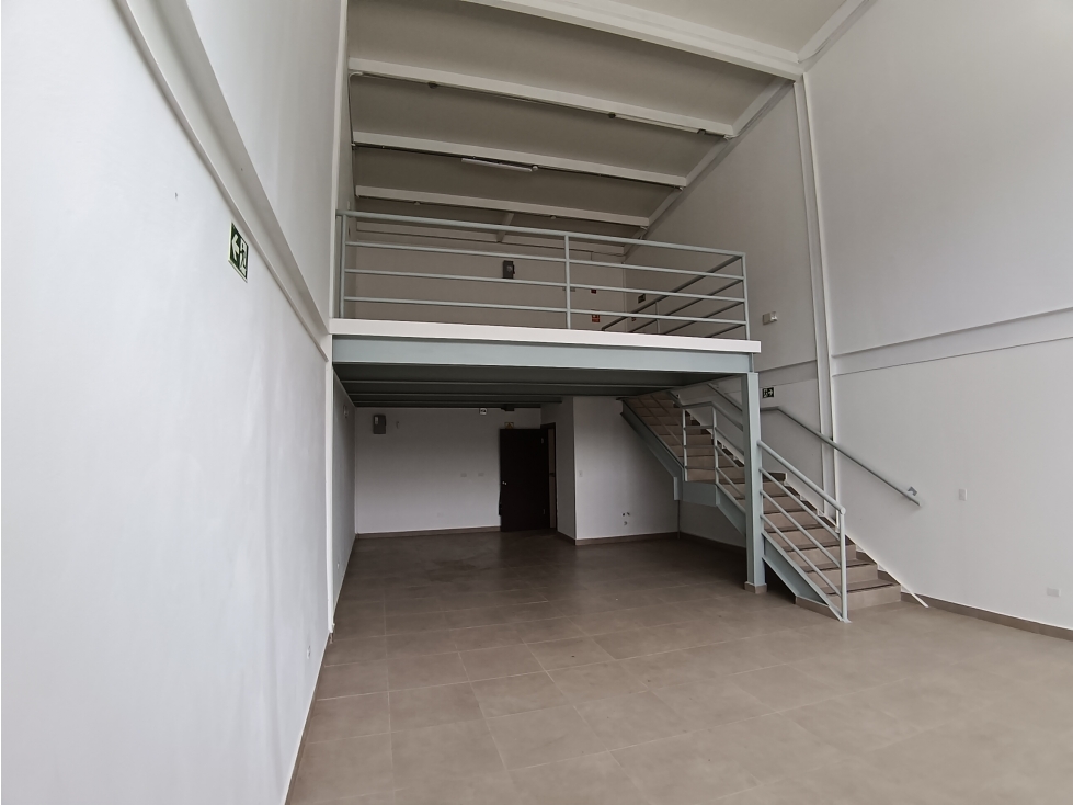 Alquilo local comercial con Mezzanine a orilla de La Interamericana - 4