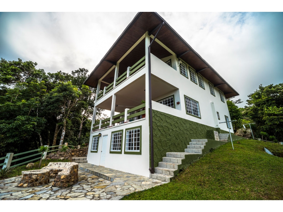 VENTA CASA EN LA MONTAÑA DE TRES PISOS, 2500M2, EN ALTOS DEL MARIA — foto 2
