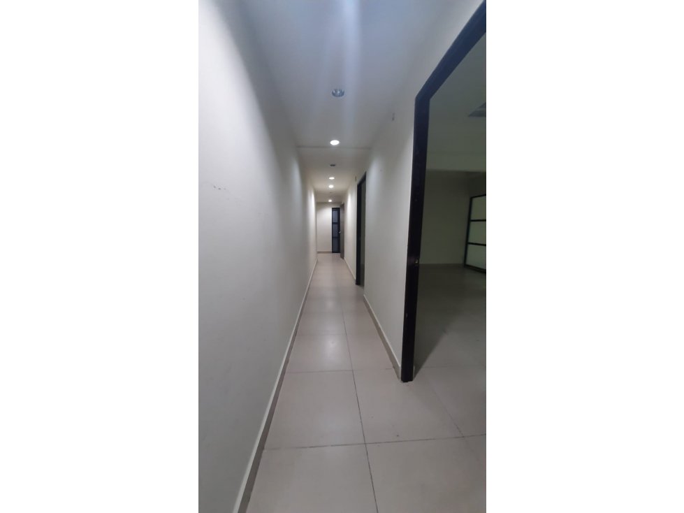 OFICINAS/LOCAL DE 400M2 EN PLANTA BAJA EN MINI MALL EL CANGREJO — foto 6