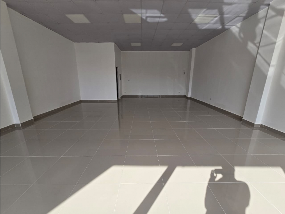 ALQUILER DE LOCALES COMERCIALES CON ACABADOS EN ALBROOK AQ — foto 3
