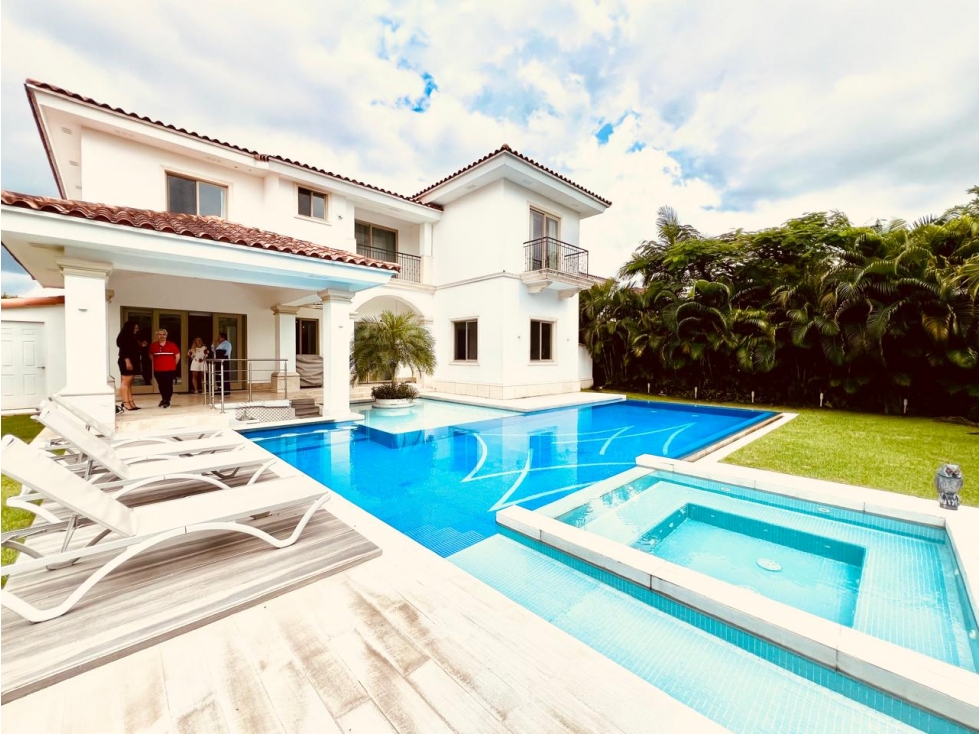 CASA DE LUJO CON PISCINA CLIMATIZADA 850 MT SANTA MARIA FAIRWAY JP