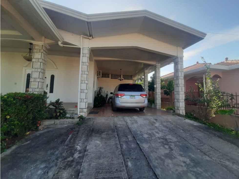 VENTA DE HERMOSA CASA GRANDE EN CHITRE - 1