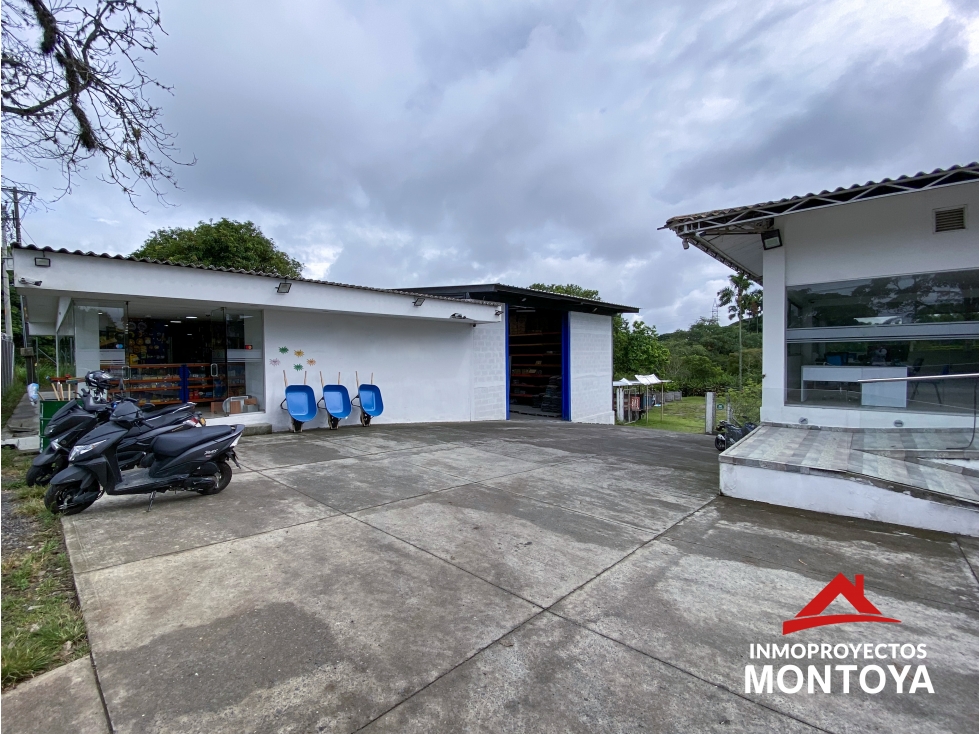 Lote suburbano con 2 locales comerciales sobre la vía de Cerritos — foto 2