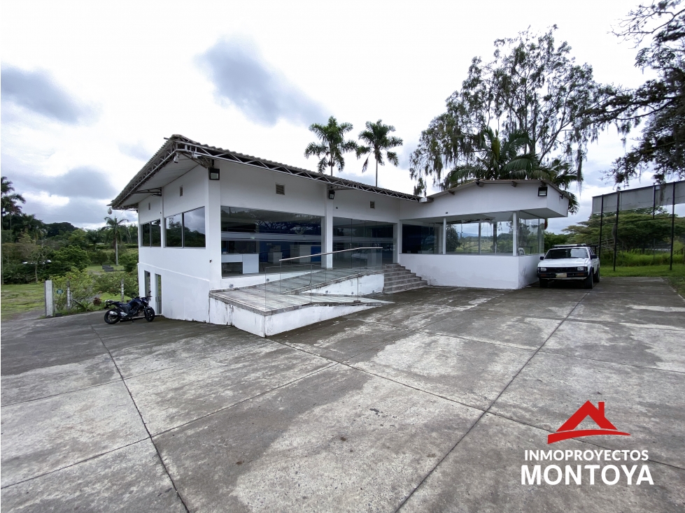 Lote suburbano con 2 locales comerciales sobre la vía de Cerritos