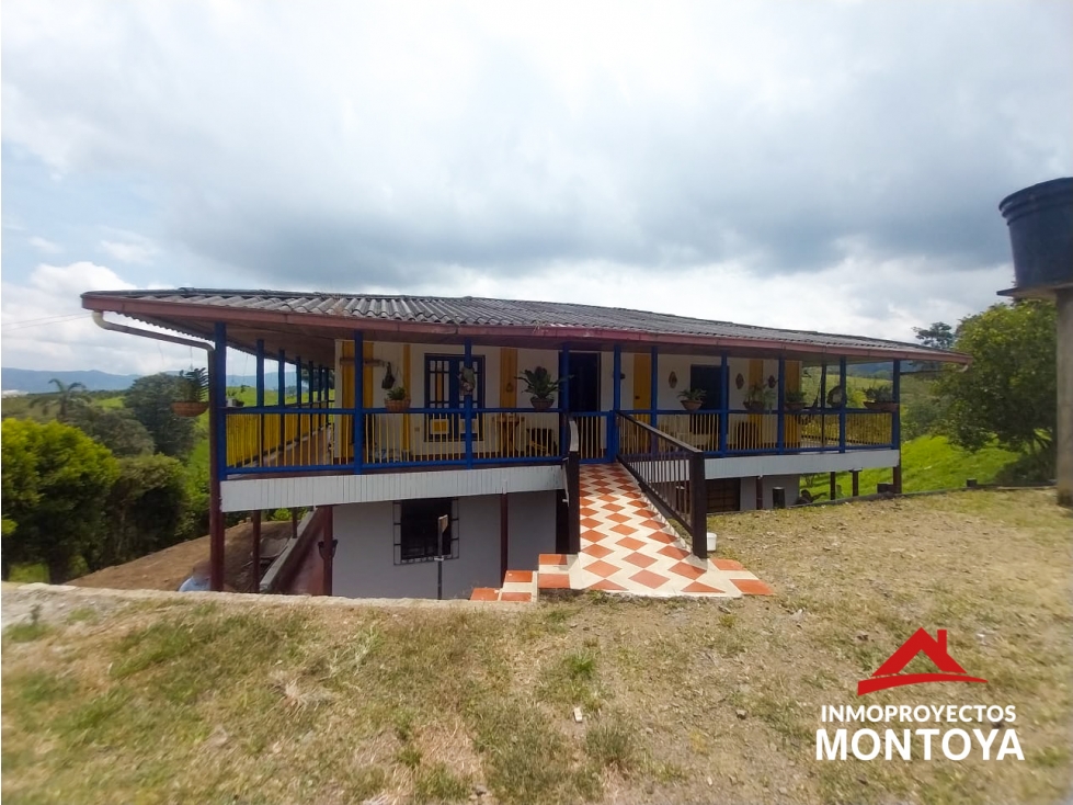 Casa comercial sobre la vía Armenia