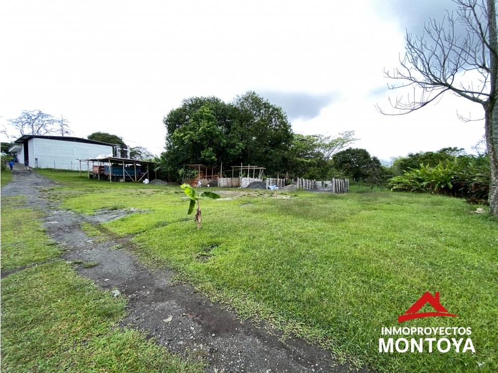 Lote suburbano con 2 locales comerciales sobre la vía de Cerritos — foto 6