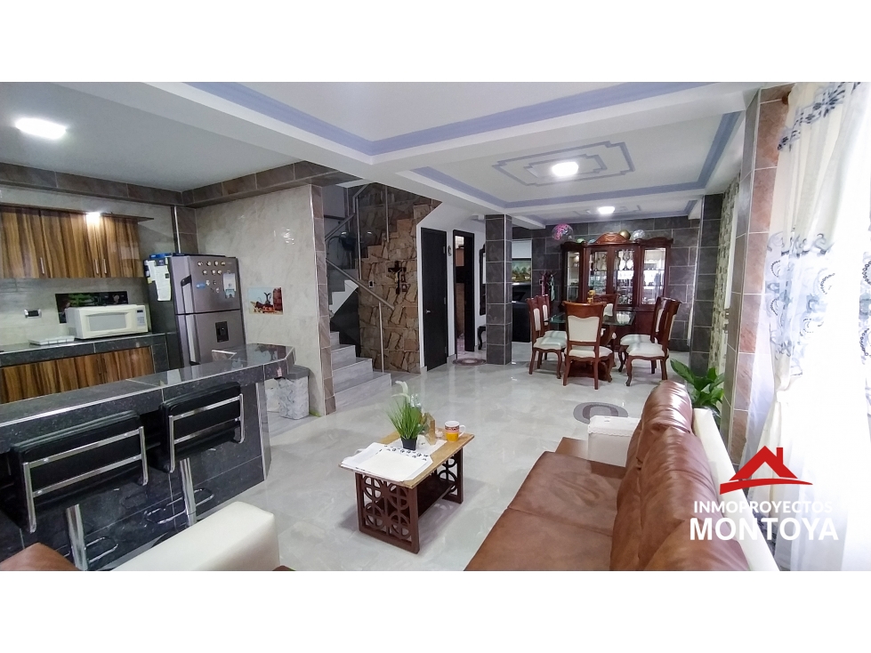 Casa esquinera de 3 niveles, sector La Hermosa, Santa Rosa de Cabal
