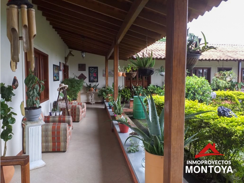 Casa campestre con local comercial sobre la vía principal a Marsella - 4