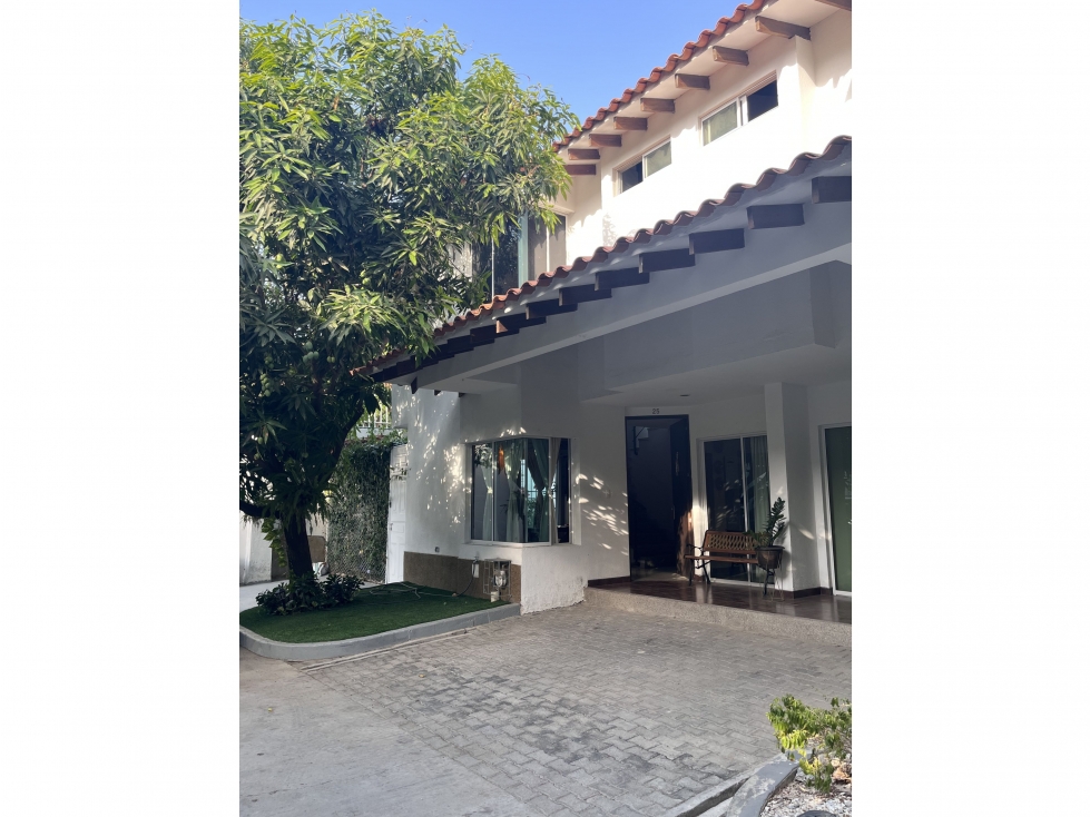 CASA ESQUINERA CON JACUZZI EN CONJUNTO CERRADO, EN VENTA