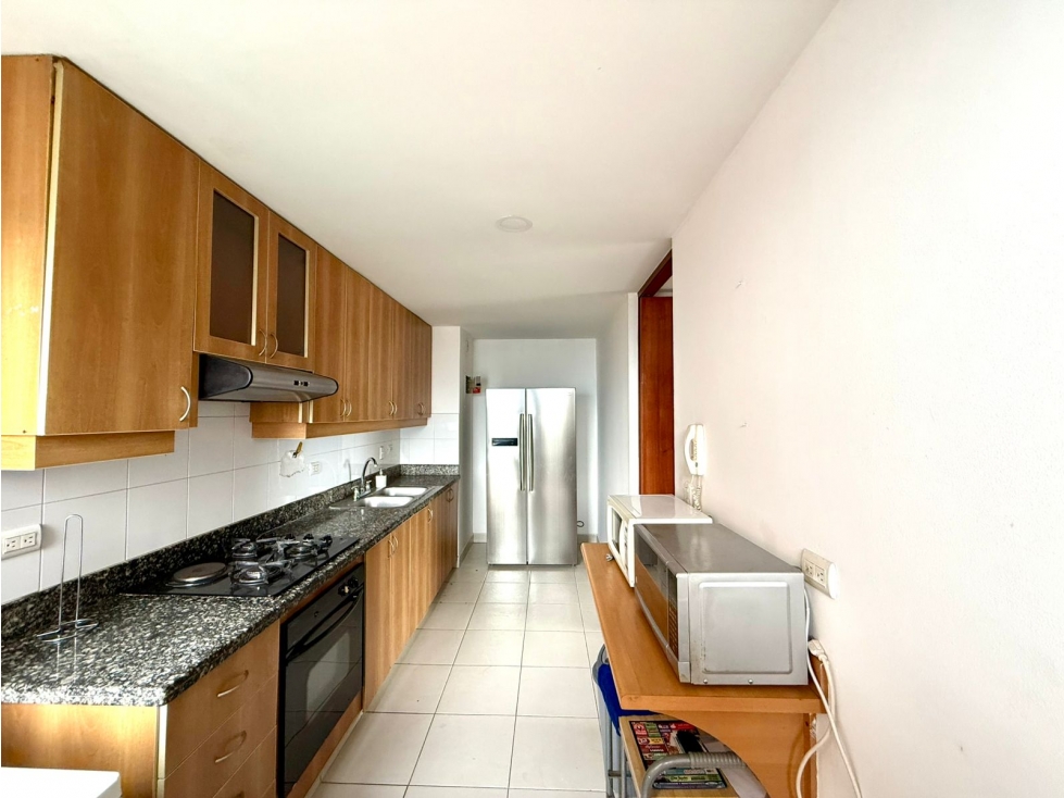 VENTA DE APARTAMENTO AMPLIO Y COMPLETO CERCA AL TESORO — foto 2