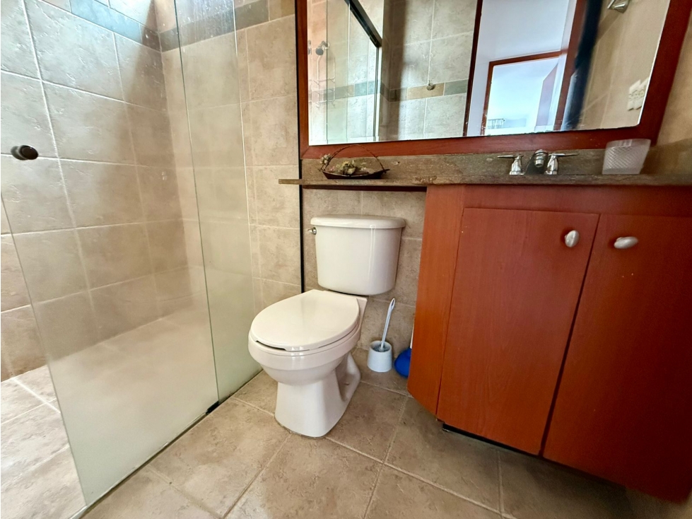 VENTA DE APARTAMENTO AMPLIO Y COMPLETO CERCA AL TESORO — foto 3