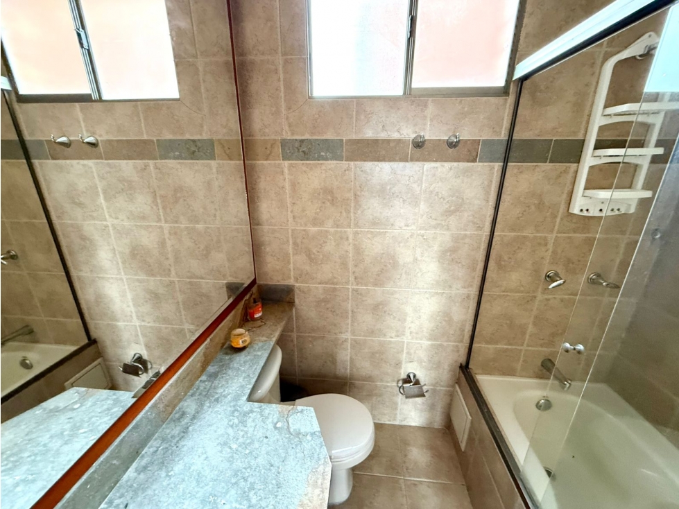 VENTA DE APARTAMENTO AMPLIO Y COMPLETO CERCA AL TESORO — foto 5