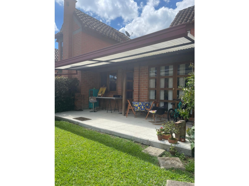 VENTA DE CASA REMODELADA EN URBANIZACIÓN EN EL RETIRO — foto 2