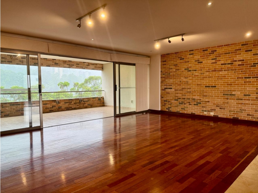 VENTA DE APARTAMENTO EN EL SECTOR TESORO - AMPLIO APARTAMENTO