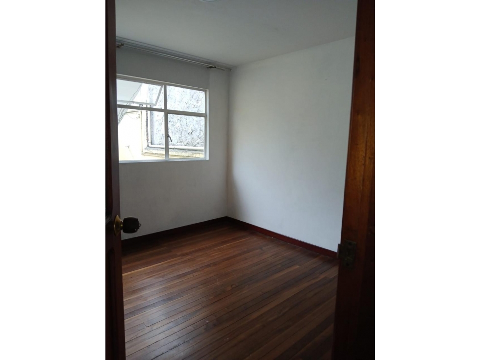 CASA 3 PISOS CON 5 APARTAMENTO RENTANDO (MAS DE 5 MILLONES AL MES). — foto 4
