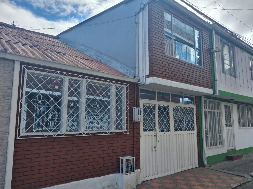 CASA EN VENTA EN BARRIO PRIMAVERA (RETOMA)