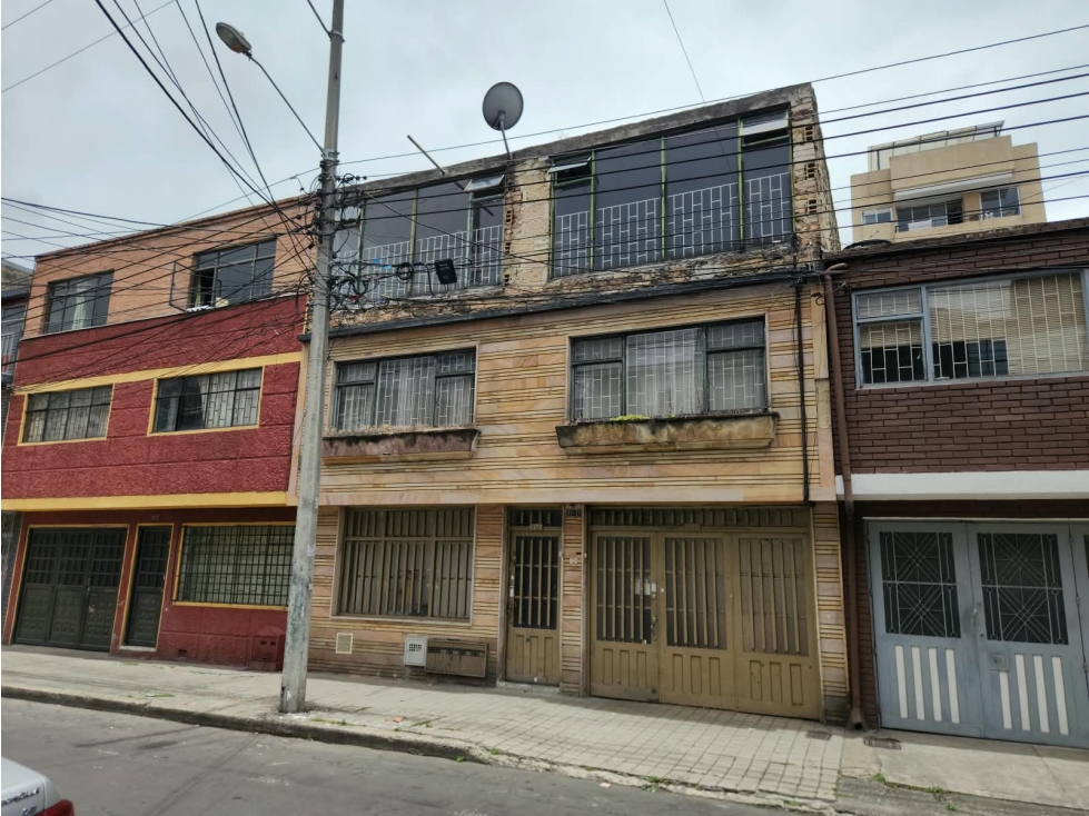 CASA 3 PISOS CON 5 APARTAMENTO RENTANDO (MAS DE 5 MILLONES AL MES).