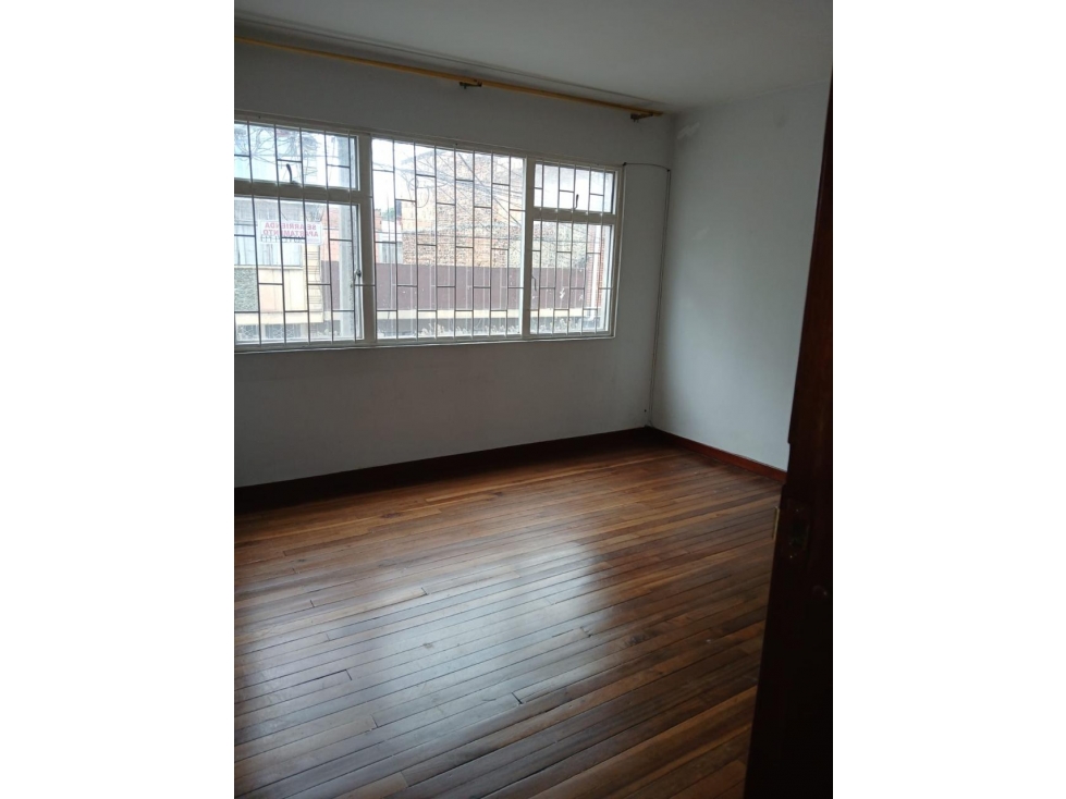 CASA 3 PISOS CON 5 APARTAMENTO RENTANDO (MAS DE 5 MILLONES AL MES). — foto 3