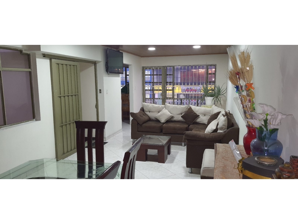 Casa Comercial con Local, Bodega y Potencial para 7 Pisos.