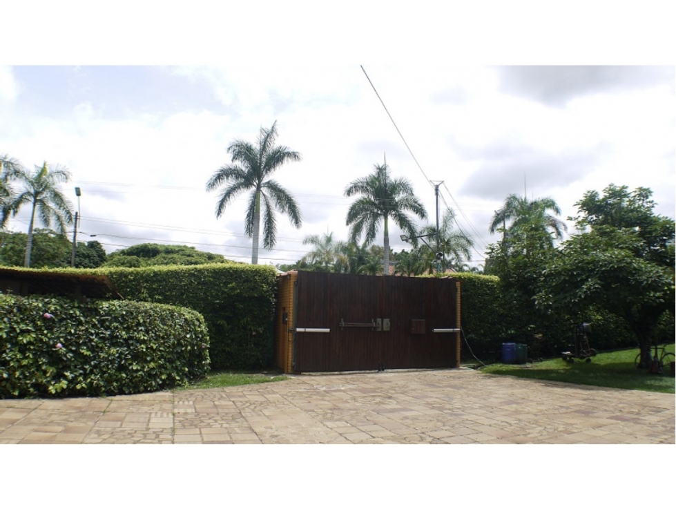 INIGUALABLE LOTE PARA DESARROLLO COMERCIAL O RESIDENCIAL CIUDAD JARDIN - 2