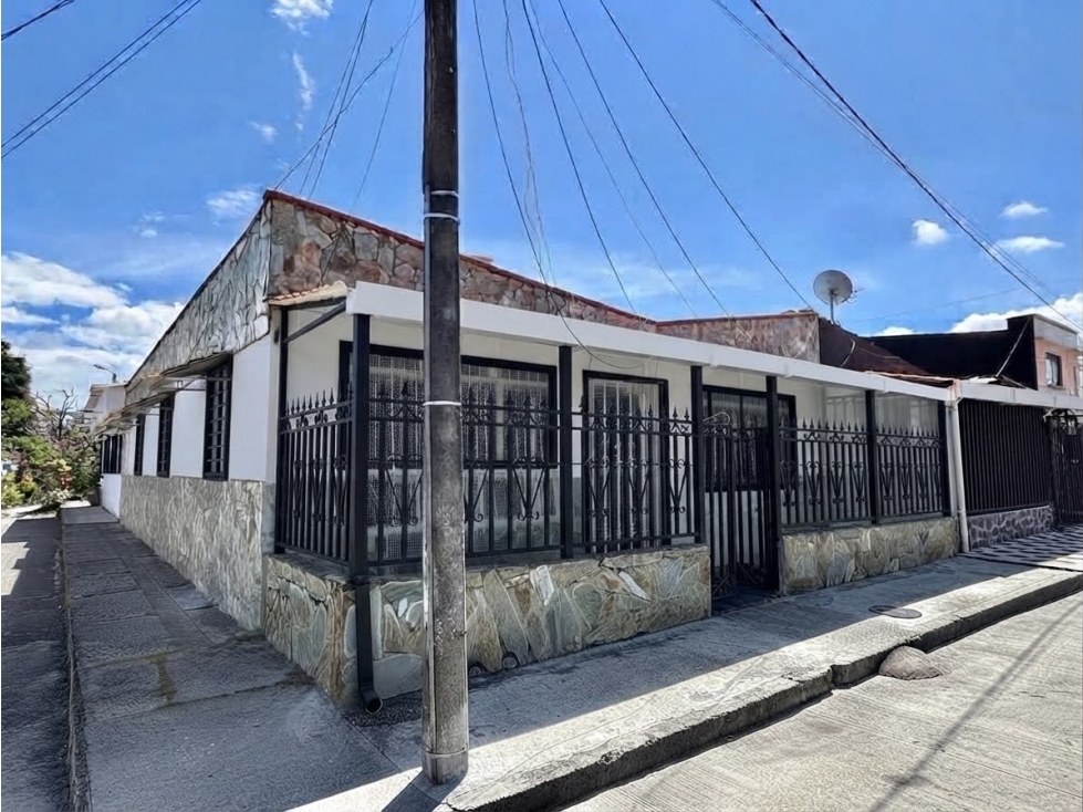 CASA EN VENTA AMPLIA Y ESQUINERA BARRIO URIBE MONTENEGRO Q.