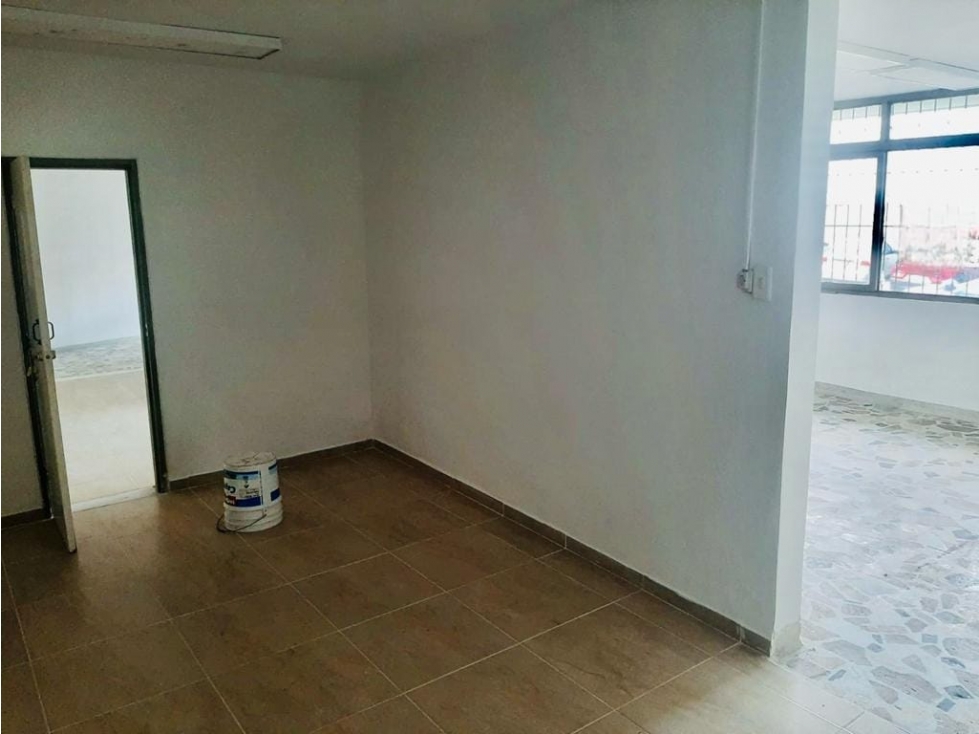 LOCAL COMERCIAL EN RENTA SECTOR PARQUE FUNDADORES - 4