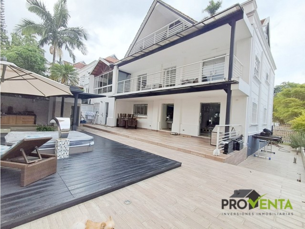 Espectacular Casa Campestre en El Poblado Sector El Tesoro | 370 m²