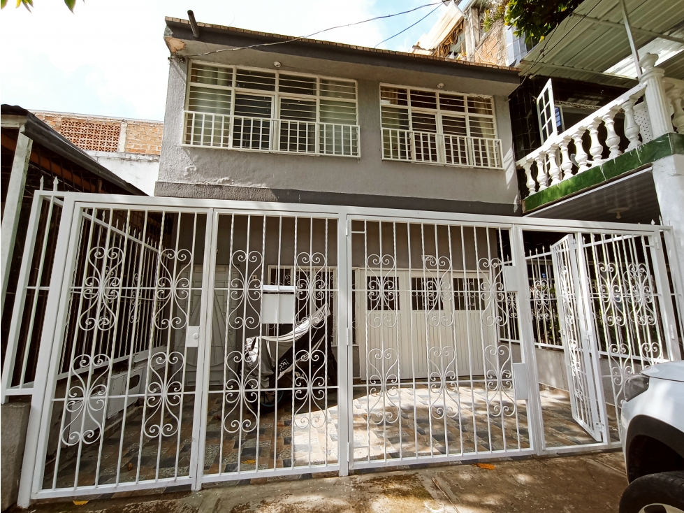 SE VENDE AMPLIA CASA EN EL PARAISO EN CALI