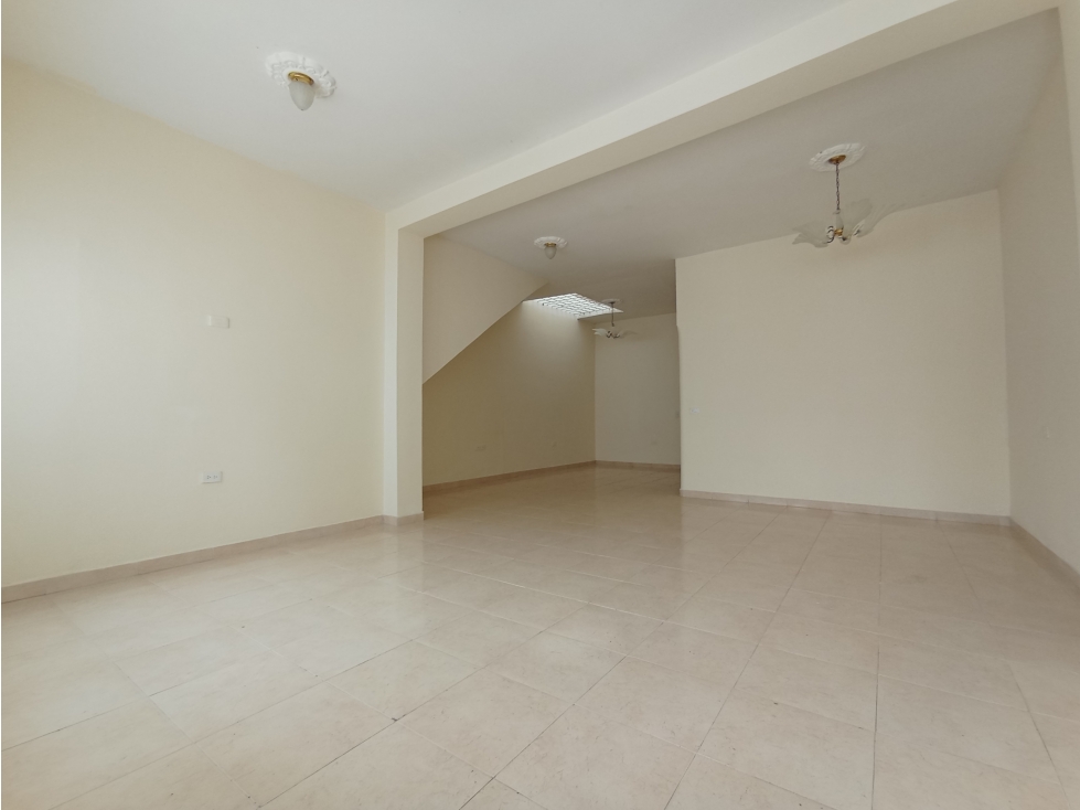 SE VENDE AMPLIA CASA EN EL PARAISO EN CALI — foto 3