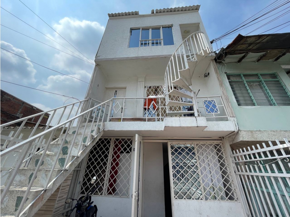 SE VENDE CASA MULTIFAMILIAR DE 3 PISOS EN RODEO LUGAR CENTRAL DE CALI
