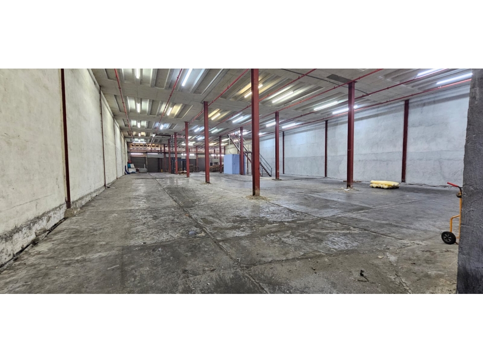 BODEGA EN COCOSOLITO EN ALQUILER 2700M2 - 2