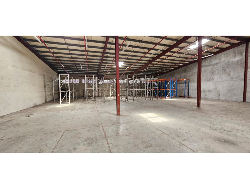 BODEGA EN COCOSOLITO EN ALQUILER 2700M2 - 3