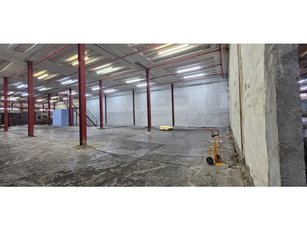 BODEGA EN COCOSOLITO EN ALQUILER 2700M2 - 4