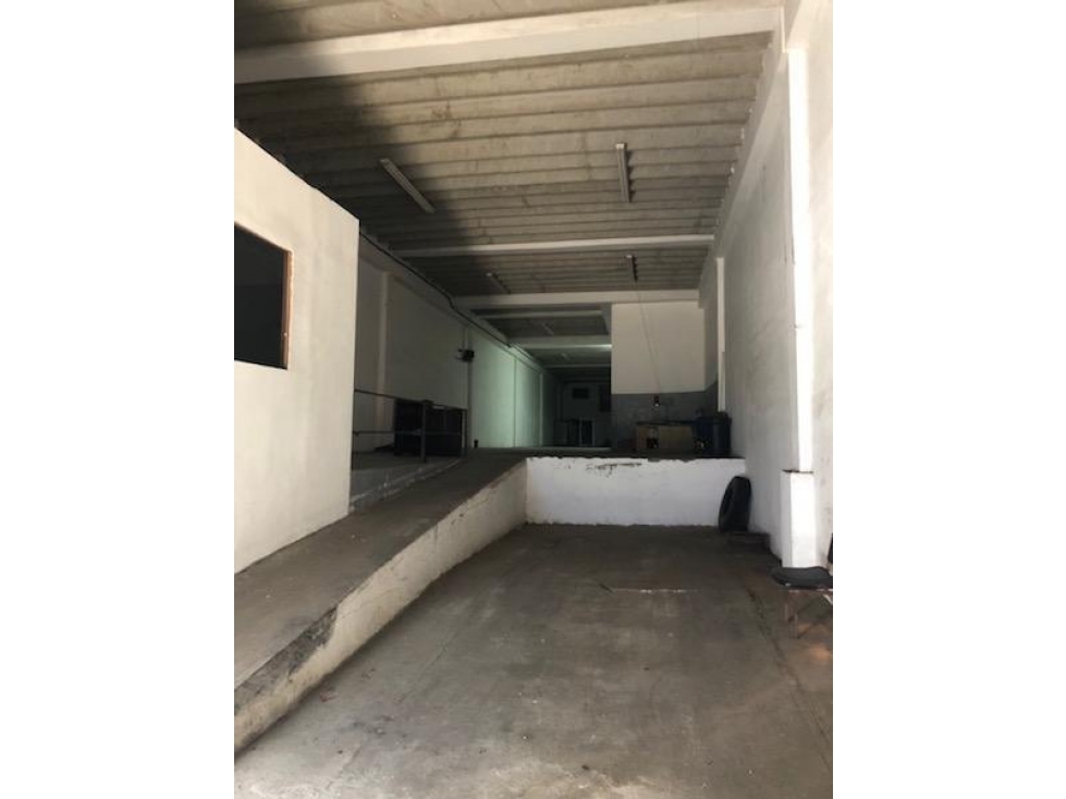 BODEGA / GALERA EN COLON - ALQUILER $1100M2 - 1