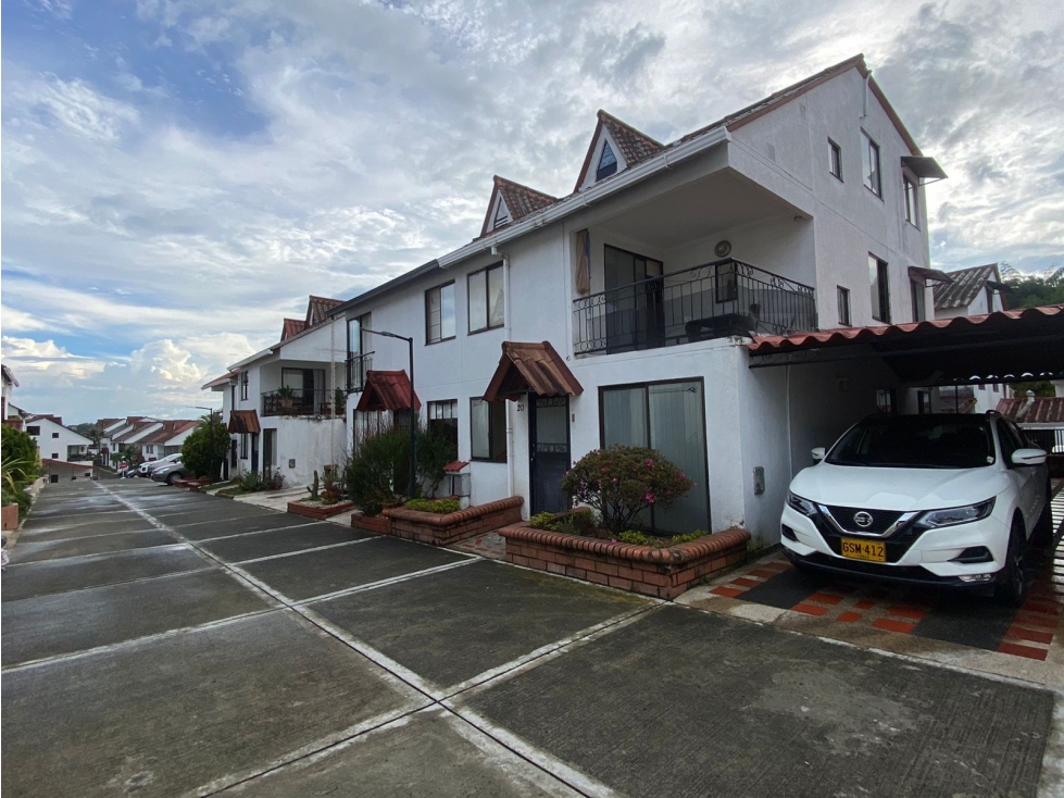 EN VENTA CASA EN CONJUNTO CERRADO DE AV SUR