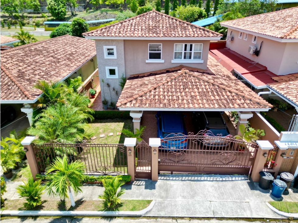 Se VENDE Casa en Villas del Golf, Frente a Brisas del Golf