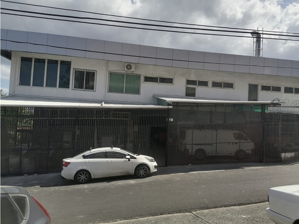 Se alquila galera con oficinas y Paneles solares