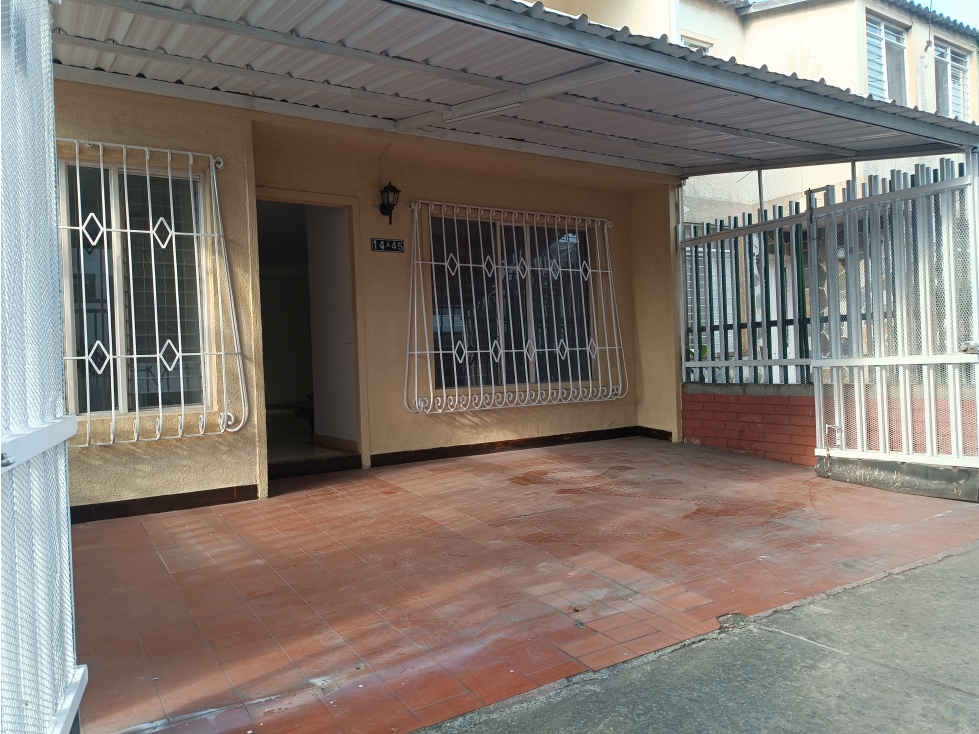 CASA DOS PISOS PEATONAL ENTRA VEHICULO LA SELVA CALI — foto 2