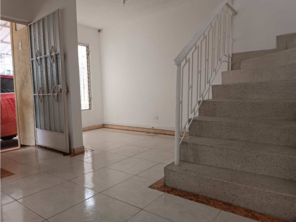 CASA DOS PISOS PEATONAL ENTRA VEHICULO LA SELVA CALI — foto 6