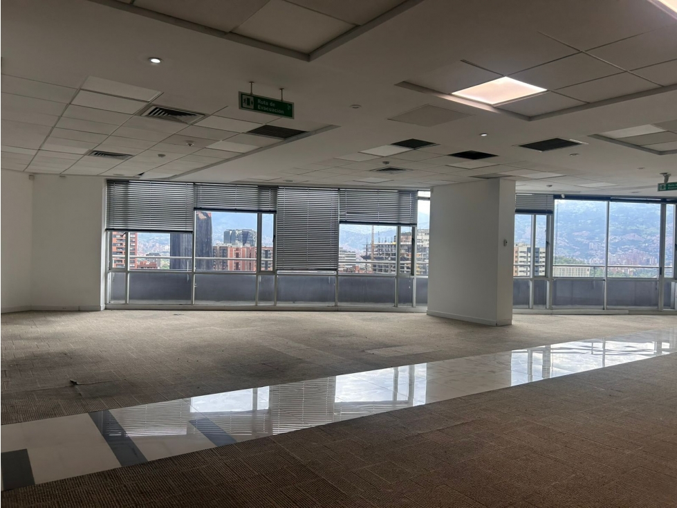 Oficina Super Amplia en Zona de Alto Tráfico El Poblado — foto 2